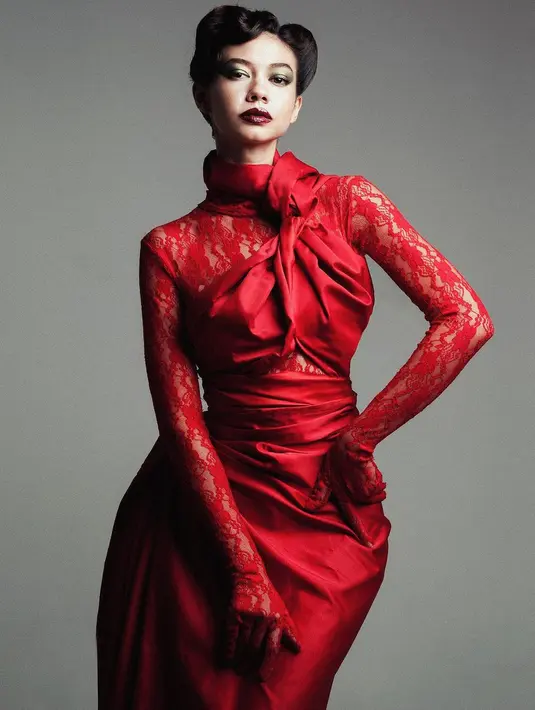 <p>Yuki Kato tampil beda dengan outfit serba merah dan makeup bold. Dengan nuansa makeup dan gaya rambut yang khas di era 60an, Yuki Kato tampil berani, memadukan lipstik merah bata dengan outfitnya. Foto: Instagram.</p>