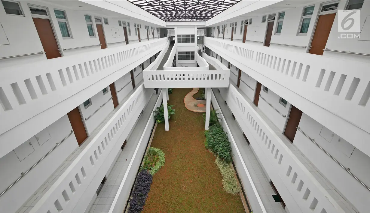 Suasana rusun lansia yang ada di kawasan Cibubur, Jakarta, Selasa (24/4). Rusun khusus lansia yang dibangun Kementerian PUPR ini bertipe 24 meter persegi. (Liputan6.com/Herman Zakharia)