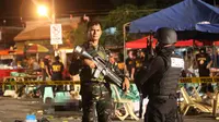 Para petugas keamanan Filipna berjaga di lokasi ledaknya bom di kota Davao, Filipina, (2/9). Tempat tersebut merupakan kampung halaman Presiden Filipina, Rodrigo Duterte. (REUTERS/Lean Daval Jr)