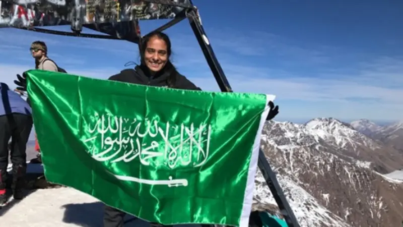 Petinju Perempuan Arab Saudi Taklukan Dua Gunung Tertinggi Dunia