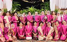 Gaya Kece Iriana Jokowi di Acara Perpisahan sama Ibu-Ibu Pejabat, Busana yang Dikenakannya Cetar Menyala