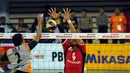 Pevoli Jakarta BNI 46, Adi F melakukan smesh saat berlaga melawan Surabaya Samator di Pertamina Proliga 2015 di Dome Sport Balikpapan, (6/2/2015). Surabaya Samator unggul 3-2 atas Jakarta BNI 46. (Liputan6.com/Helmi Fithriansyah)
