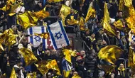 Suporter Maccabi mengibarkan bendera kuning di samping bendera Israel selama pertandingan Liga Europa, pekan ke-4, antara Ajax Amsterdam dan Maccabi Tel Aviv di Stadion Johan-Cruijff, Amsterdam, pada 7 November 2024. (Robin van Lonkhuijsen/ANP/AFP)