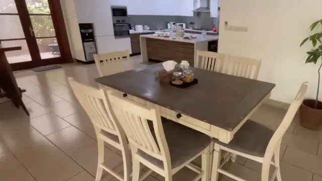 Potret Dapur dan Ruang Makan di Rumah Rina Nose