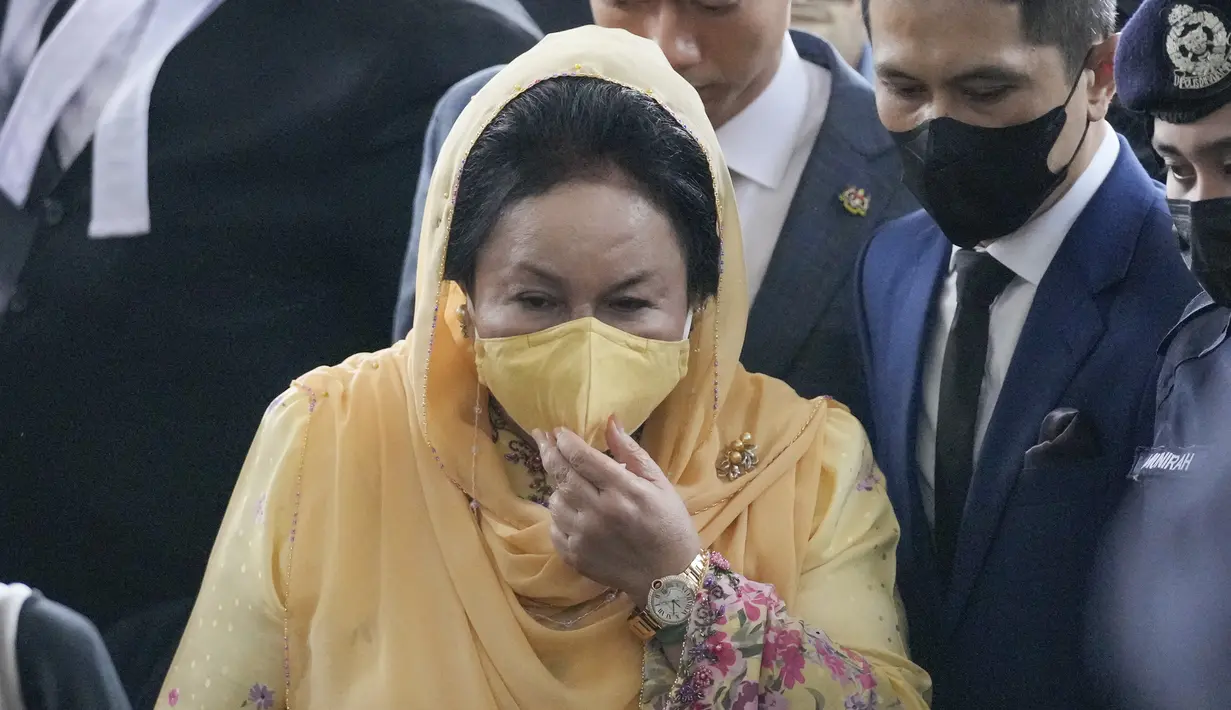 Rosmah Mansor, istri mantan Perdana Menteri Malaysia Najib Razak, tiba di Pengadilan Tinggi Kuala Lumpur di Kuala Lumpur, Kamis (1/9/2022). Vonis terhadap istri mantan PM Malaysia itu akan dibacakan pada hari ini. (AP Photo/Vincent Thian)