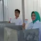 Calon Wali Kota incumbent Tangsel, Airin Rachmi Diany, memberikan hak suaranya di TPS 17 bersama anak pertamanya. (Liputan6.com/Naomi Trisna)