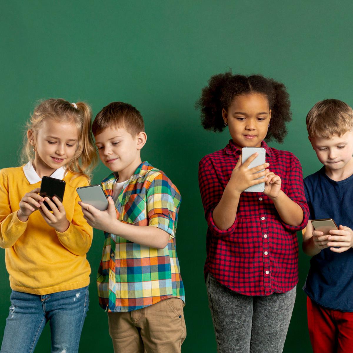 Ilustrasi Anak-anak Bermain Gadget (©Freepik)