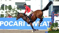 Atlet berkuda Indonesia, Ferry Wahyu Hadiyanto saat bertanding di final nomor jumping Asian Games 2018 di JIEP, Jakarta, Kamis (30/8). Ferry gagal menyumbangkan medali. (Merdeka.com/Arie Basuki)
