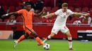 Penyerang Belanda, Steven Bergwijn, berebut bola dengan penyerang Polandia, Krzysztof Piatek, pada laga UEFA Nations League di Stadion Johan Cruijff Arena, Amsterdam, Sabtu (5/9/2020) dini hari WIB. Belandang menang 1-0 atas Polandia. (AFP/John Thys)