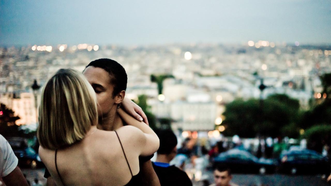 Alasan pasangan suka bermesraan di depan umum. 