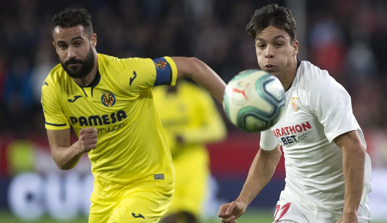 Mario Gaspar (kiri). Bek kanan Spanyol berusia 31 tahun yang pada 29 Juli 2022 lalu baru saja mengikat kontrak dengan Watford ini sebelumnya adalah pemain yang setia berseragam Villarreal sepanjang kariernya. Ia merupakan anggota Akademi Villarreal sejak awal musim 2007/2008 yang akhirnya promosi ke tim senior pada tengah musim 2010/2011. Hingga akhir musim 2021/2022 lalu ia total tampil dalam 421 laga bersama Villarreal di semua ajang dengan torehan 11 gol dan 26 assist. (AFP/Jorge Guerrero)