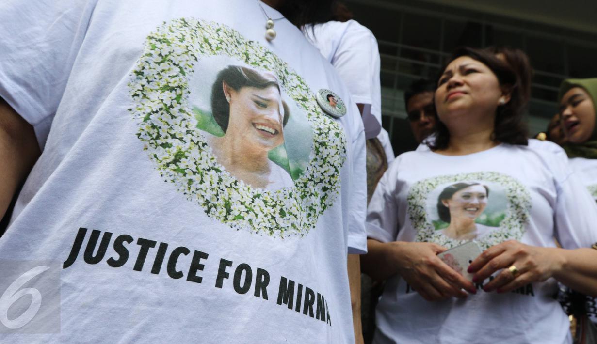 Pendukung Mirna mengenakan kaos bertuliskan 'Justice for Mirna' jelang sidang vonis di PN Jakarta Pusat, Kamis (27/10). Para pendukung Mirna berharap terdakwa Jesicca Wongso divonis mati. (Liputan6.com/Helmi Afandi)