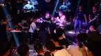 Seorang pengunjung memukul dada petinju Muay Thai pada sebuah pertandingan di bar kawasan Handan, Kota Hebei, Tiongkok, 29 Juli 2017. Pertandingan Muay Thai ini sengaja digelar untuk memberikan layanan 'pukulan gratis' bagi pengunjung yang stres (STR/AFP)