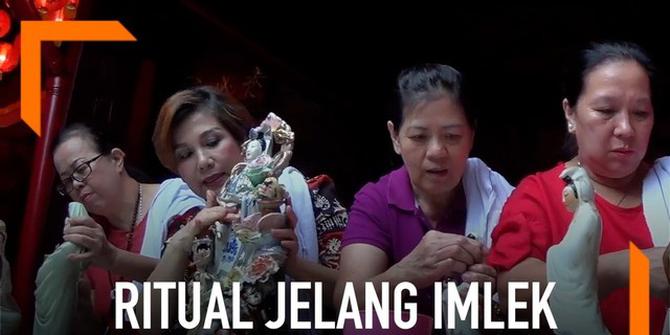 VIDEO: Ritual Cuci Patung Dewa Jelang Imlek