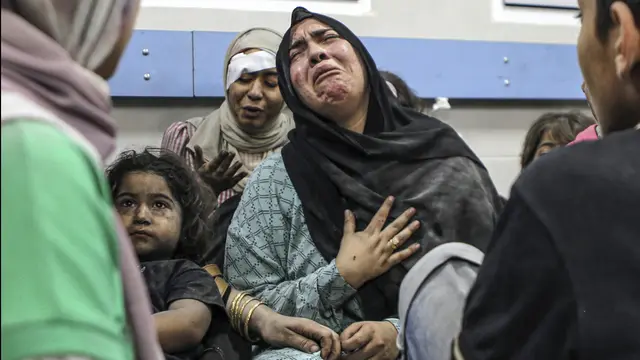 Seorang wanita menangis usai serangan di RS Gaza, Selasa 17 Oktober 2023. Dok: AP Photo/Abel Khaled