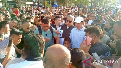 Jokowi Dikerubuti Warga Saat Jalan Santai di Car Free Day Kupang