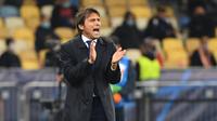 Pelatih Inter Milan, Antonio Conte, memberikan arahan kepada pemainnya saat melawan Shakhtar Donetsk pada laga lanjutan Liga Champions 2020/2021 di NSC Olimpiyskiy, Rabu (28/10/2020) dini hari WIB. Inter Milan bermain imbang 0-0 lawan Shakhtar Donetsk. (AFP/Sergei Supinsky)