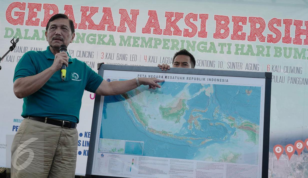 Luhut Binsar Panjaitan menujuk peta saat memberikan sambutan dalam peringatan Hari Bumi di kawasan pesisir Cilincing, Jakarta Utara, Sabtu (6/4). Acara itu bertajuk Gerakan Aksi Bersih Dalam Rangka Memperingati Hari Bumi. (Liputan6.com/Immanuel Antonius)