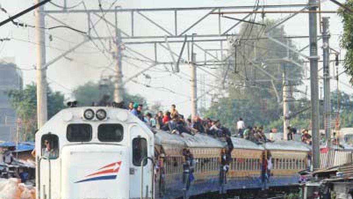 Penumpang memenuhi atap Kereta api jurusan Tanah Abang-Rangkas Bitung ...