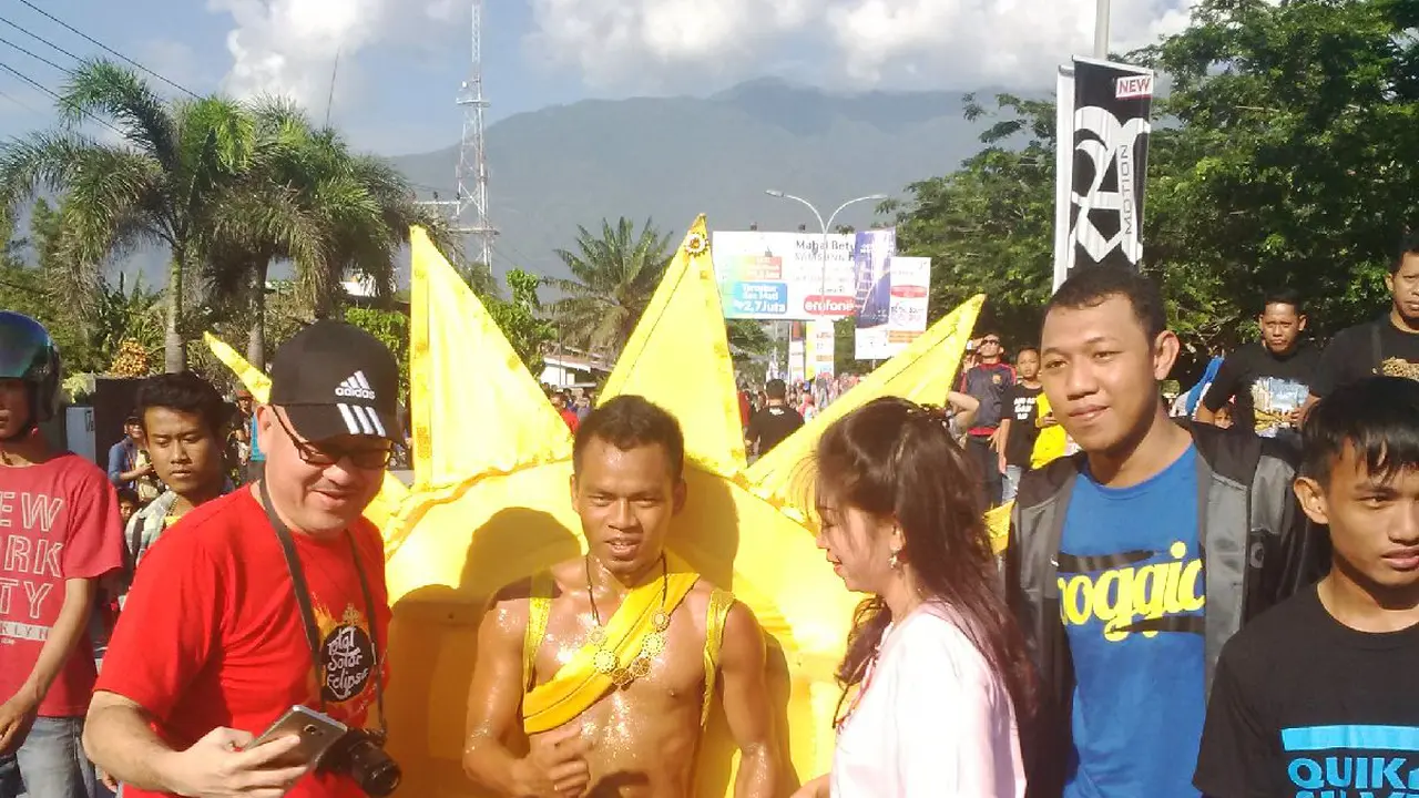  Warga Palu dikejutkan dengan kehadiran Manusia Matahari di Pantai Talise, Sulawesi Tengah saat Gerhana matahari