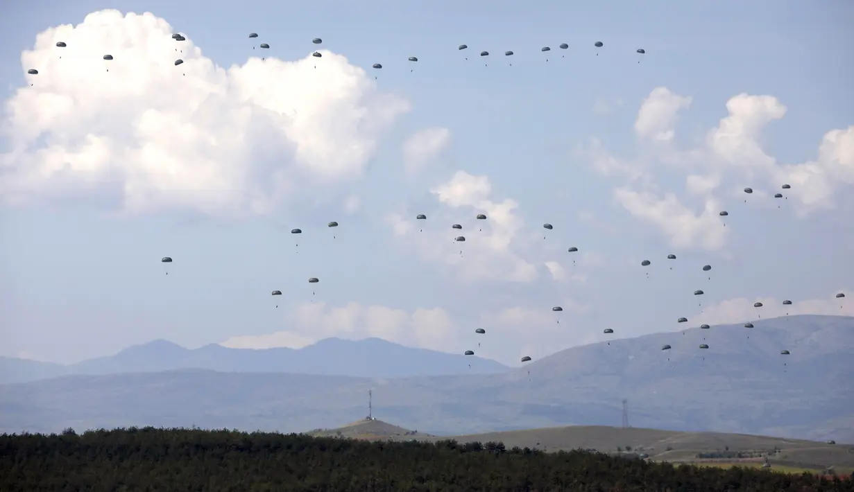 Pasukan terjun payung Italia berpartisipasi dalam operasi udara selama latihan militer Swift Response 22 di poligon pelatihan tentara Krivolak, Makedonia Utara, 12 Mei 2022. Latihan militer Swift Response 22 dilakukan untuk menunjukkan kemampuan negara-negara NATO siap ditempatkan di mana saja di seluruh dunia serta tentaranya dapat beroperasi bersama secara profesional dan sukses. (AP Photo/Boris Grdanoski)