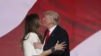 Ada 'Konspirasi' di Balik Foto Telanjang Melania Trump? 
