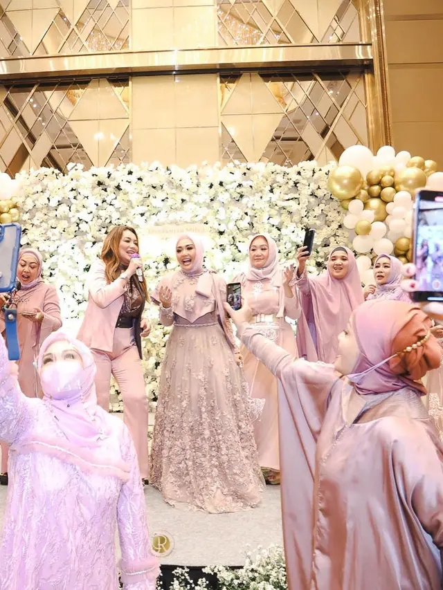 8 Potret Tasyakuran Ulang Tahun Eddies Adelia, Mewah Bertabur Bintang