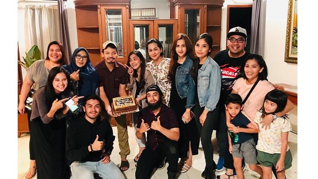 7 Momen Ben Joshua Rayakan Ulang Tahun Ke 39 Di Lokasi Syuting Hot Liputan6 Com