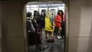 Penumpang menaiki kereta bawah tanah tanpa mengenakan celana pada No Pants Subway Ride di New York City, Minggu (7/1). Mereka berpartisipasi dalam Hari Tanpa Celana di Kereta di tengah udara yang sedang dingin. (EDUARDO MUNOZ ALVAREZ/GETTY IMAGES/AFP)