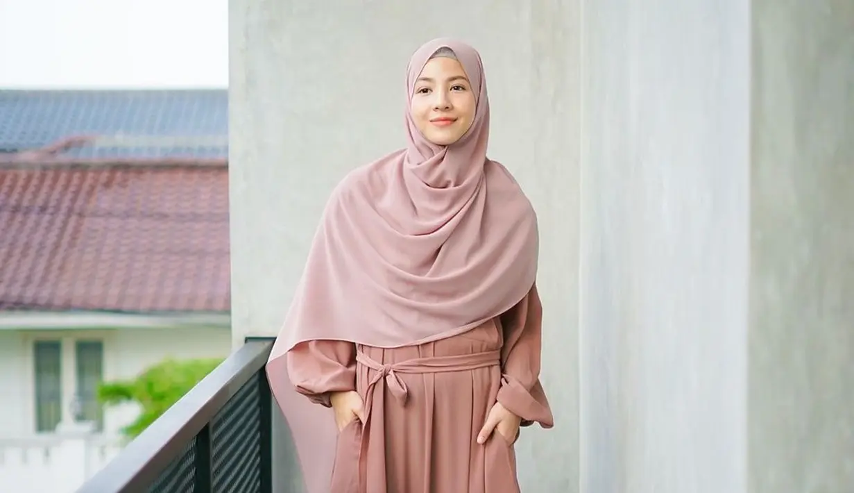 Penampilan luar biasa lainnya dari Natasha Rizky. Ia mengenakan gamis bernuansa cokelat muda dengan detail belt di bagian pinggang, disempurnakan dengan hijab panjangnya yang serasi. [Foto: Instagram/natasharizkynew]