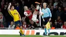 Pemain Arsenal, Jack Wilshere mencoba menyelamatkan bola  dari pemain Atletico Madrid, Koke pada laga leg pertama semifinal Liga Europa di Stadion Emirates, Kamis (26/4). Arsenal hanya meraih hasil seri 1-1 saat menjamu Atletico Madrid.  (AP/Matt Dunham)