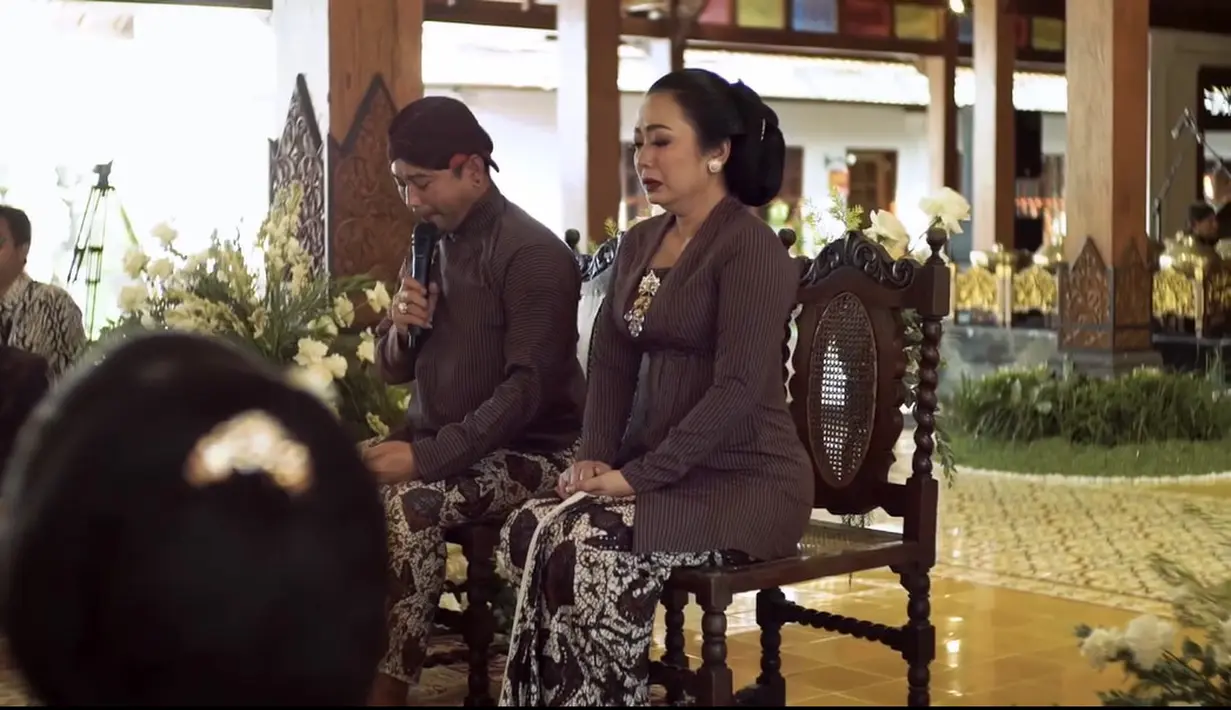 Soimah salah satu penyanyi serba bisa yang berdarah Jawa. Meski dikenal sebagai salah satu artis bertalenta, Soimah tetap menjunjung tinggi adat dan kebudayaan daerah asalnya. Seperti belum lama ini, Soimah dan suami menggelar tradisi jawa ruwatan untuk anaknya. [Instagram/showimah]