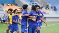 Selebrasi para pemain Timnas Thailand U-16 merayakan gol kedua ke gawang Timnas Vietnam U-16 yang dicetak Chaiwat Ngoenma (kedua kanan) pada laga semifinal Piala AFF U-16 2024 di Stadion Manahan, Solo, Senin (1/7/2024). (Bola.com/Abdul Aziz)