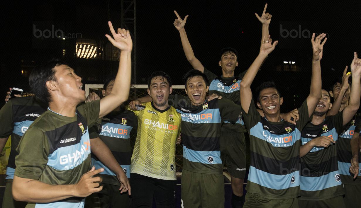 Para pemain Adira FC merayakan gelar juara Grand Final Super Soccer Futsal Battle 2017 di Bintaro Xchange, Tangerang, Minggu (22/10/2017). Adira FC menang adu penalti atas Merah Jaya Bekasi. (Bola.com/Vitalis Yogi Trisna)