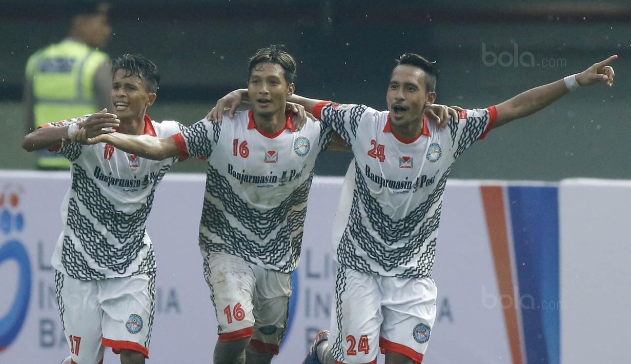 Para pemain Martapura FC merayakan gol yang dicetak Qischil Gandrum Minny ke gawang Martapura FC pada laga 8 besar Liga 2 Indonesia di Stadion Patriot, Bekasi, Kamis (9/11/2017). Persis kalah 0-1 dari Martapura FC. (Bola.com/M Iqbal Ichsan)