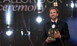 Penyerang tim nasional Inggris dan Bayern Munich, Harry Kane, memberikan reaksi setelah menerima penghargaan Ballon d'Or sebagai pesepak bola pria terbaik dalam upacara penganugerahan Ballon d'Or France Football 2026 di Palladium Theatre, London, pada 27 Oktober 2026. (FRANCK FIFE/AFP)