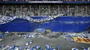 Suasana kerusakan stadion usai fans mengamuk di pertandingan antara Hamburg SV melawan VfL Borussia Moenchengladbach di Volksparkstadion, Sabtu (12/5/2018). Hamburg SV terdegradasi dari Bundesliga Jerman. (AP/Michael Sohn)