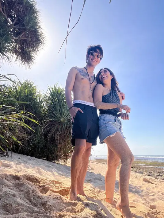 Bahkan bisa dibilang, Dinda Kirana dan Naufal Samudra sebagai salah satu pasangan seleb muda yang punya gaya pacaran paling mesra dan romantis. (FOTO: instagram.com/itsnaufalsamudra/)