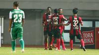 Para pemain Persipura Jayapura, merayakan gol Ricky Kayame saat melawan PS TNI  pada laga Torabika SC 2016 di Stadion Pakansari, Bogor, Minggu (19/6/2016). (Bola.com/Nicklas Hanoatubun)