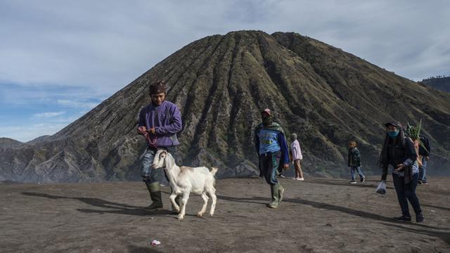 FOTO: Upacara Yadnya Kasada, Suku Tengger Larung Sesajen ke Kawah Gunung Bromo