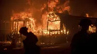 Sebuah bangunan terbakar saat bencana kebakaran hutan terjadi California, Amerika Serikat, Sabtu (8/7). Sebanyak 2300 pemadam kebakaran diturunkan guna menjinakkan si jago merah tersebut. (AP Photo / Noah Berger)