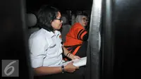 Anggota DPR RI F-Partai Hanura Dewie Yasin Limpo berada didalam mobil tahanan usai menjalani pemeriksaan perdana di KPK, Jakarta, Selasa (27/10). Dewie ditetapkan tersangka dugaan suap proyek pembangkit listrik di Papua. (Liputan6.com/Helmi Afandi)