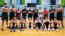 Ketua Umum PP Perbasi Danny Kosasih, Pemain, pelatih, dan manajer Timnas Basket 3x3 Indonesia berfoto bersama setelah pemusatan latihan menjelang SEA Games 2023 di GBK Arena, Senayan, Jakarta, Sabtu (08/03/2023). Skuad asuhan Fandi Andika Ramadhani dua tahap TC, yaitu 5-19 April dan 26 April-3 Mei sebelum menentukan empat pemain yang akan dibawa ke SEA Games 2023. (Bola.com/Bagaskara Lazuardi)