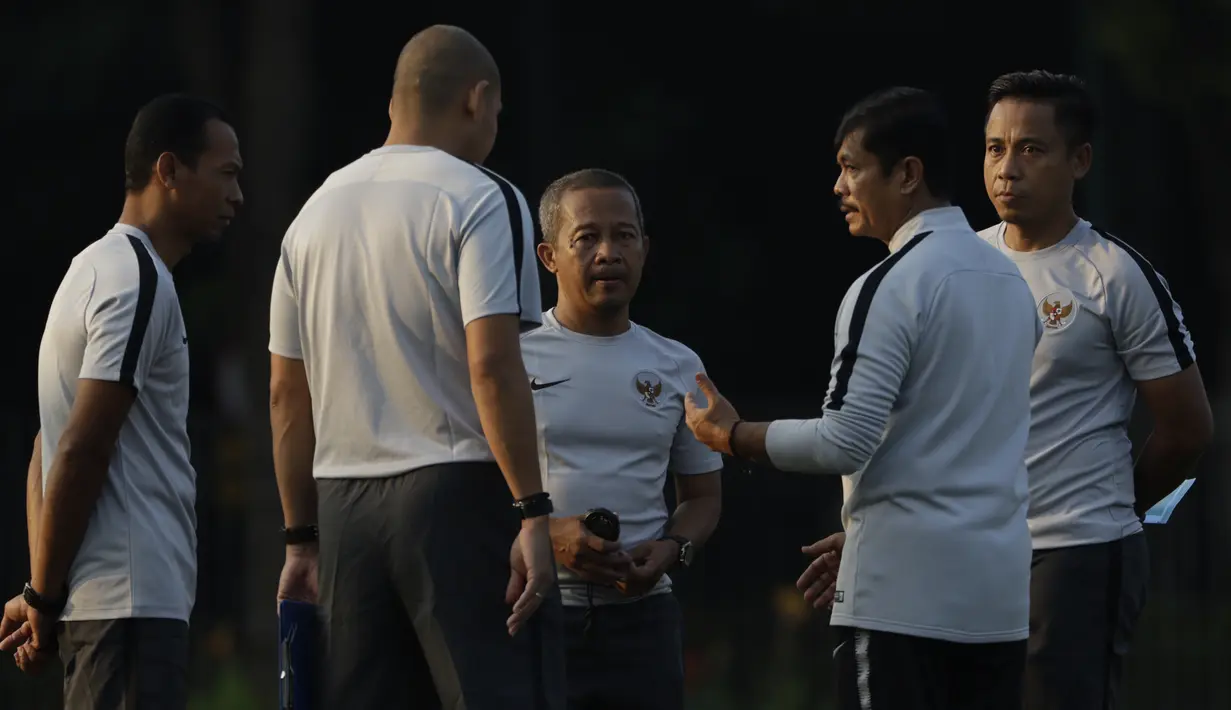 Pelatih Timnas Indonesia U-22, Indra Sjafri, berdiskusi dengan asistennya saat latihan di Lapangan ABC Senayan, Jakarta, Senin (7/1). Latihan ini merupakan persiapan jelang Piala AFF U-22. (Bola.com/Vitalis Yogi Trisna)