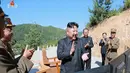 Pemimpin Korut, Kim Jong-un bertepuk tangan usai peluncuran rudal balistik antarbenua Hwasong-14, ICBM, di barat laut Korea Utara. Uji rudal balistik antarbenua ini diumumkan pada hari Selasa, 4 Juni 2017. (KRT via AP Video)