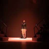 Wilsen Willim dan Batik Keris menghadirkan kolaborasi menarik di atas panggung Plaza Indonesia Fashion Week. Terinspirasi dari serial Gadis Kretek, Wilsen Willim dan Batik Keris memamerkan hasil eksplorasi mereka terhadap wastra. [Foto: Document Wilsen Willim]