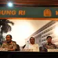 Kapolri, Jaksa Agung, Menkopolhukam, Komnas HAM dan BIN menggelar konferensi pers usai mengikuti rapat koordinasi terkait HAM di Gedung Kejaksaan Agung, Jakarta, Kamis (21/5/2015).  (Liputan6.com/Andrian M Tunay)