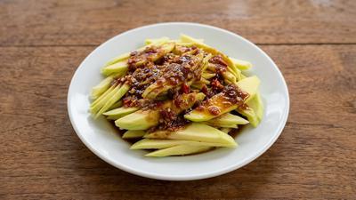 Cara Membuat Rujak Mangga Muda Bumbu Pedas Manis Meresap, Simak Tips Anti Gagalnya