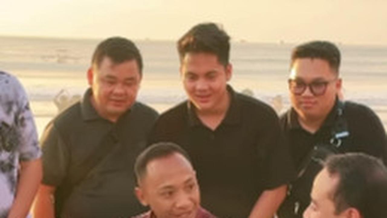 Pak Bhabin Ultah Dirayakan di Pinggir Pantai, Minta Naik Pangkat ke Sekpri Kapolri lalu Dapat 2 'Kado' Spesial
