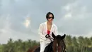 <p>Penampilan Pevita Pearce saat menunggang kuda terlihat kece. Lewat pakaian bernuansa putih, Pevita tampil anggun menunggangi kuda bernama Kayu. (Liputan6.com/IG/@pevpearce)</p>